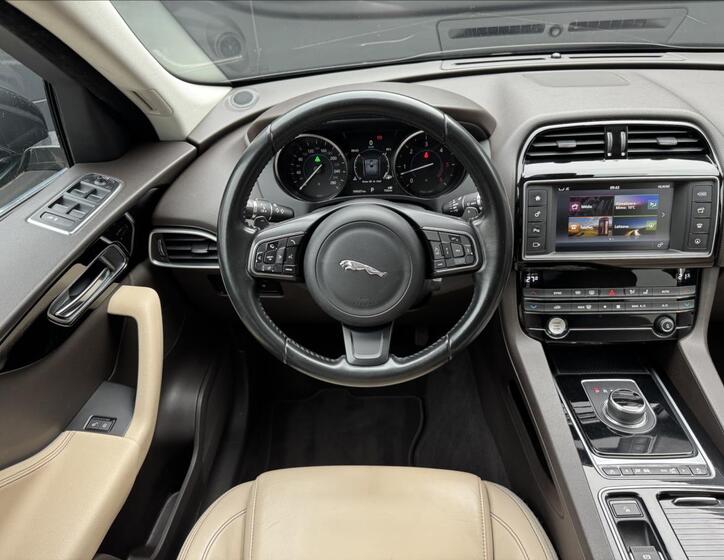 Jaguar F-Pace 15