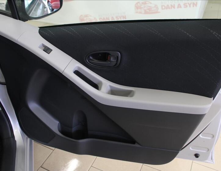 Toyota Yaris 12