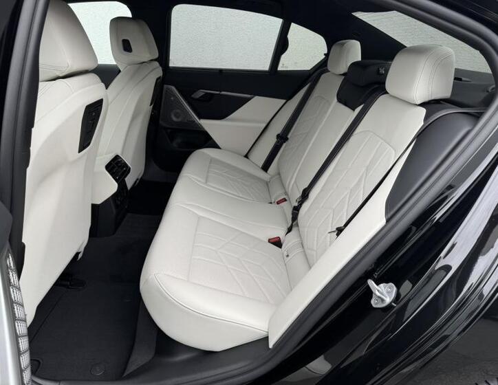 BMW i5 7