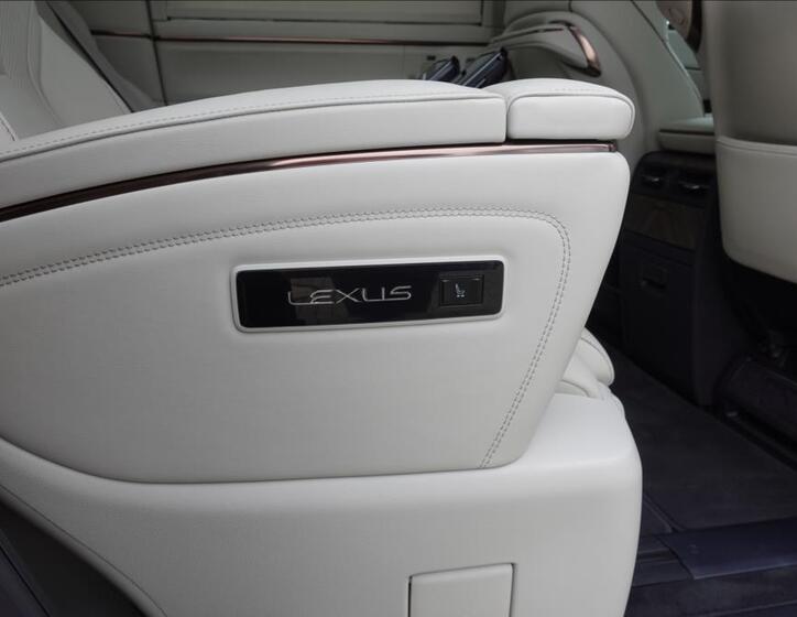 Lexus LM 350h 52