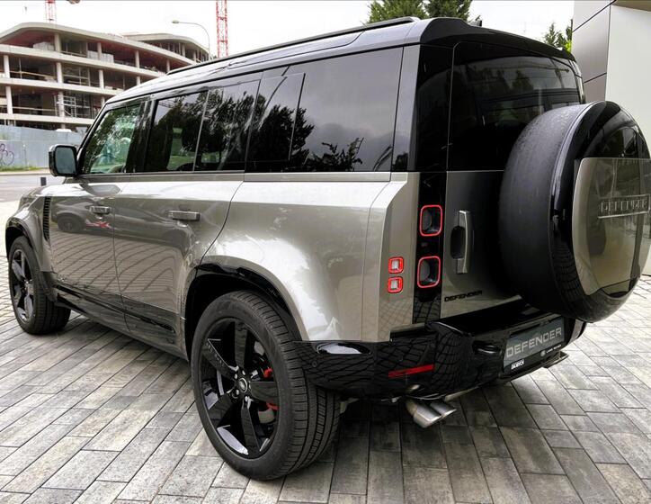 Land Rover Defender 4