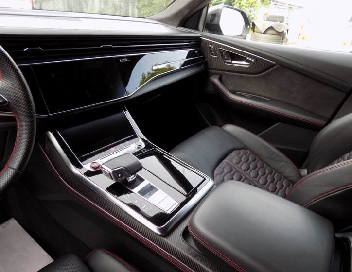 Audi RS Q8 26