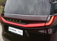 Lexus LM 350h 46