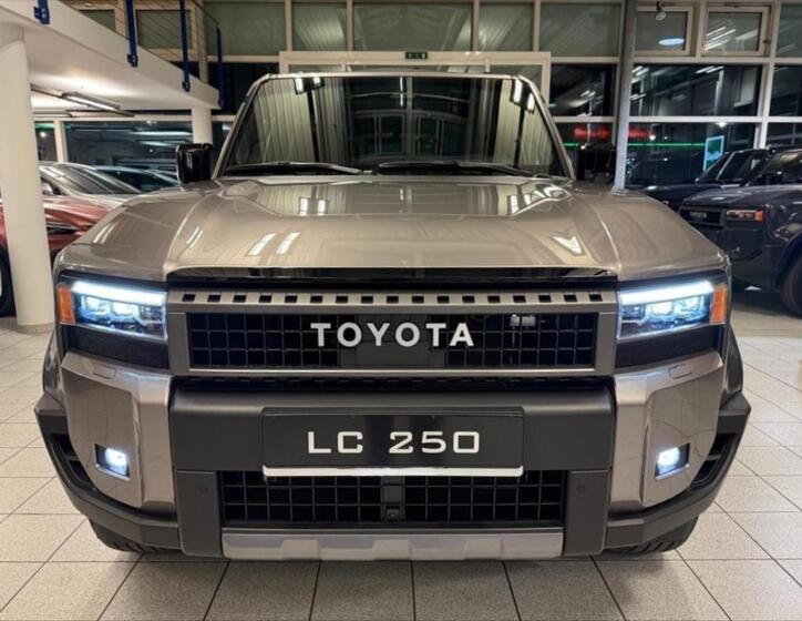 Toyota Land Cruiser 4