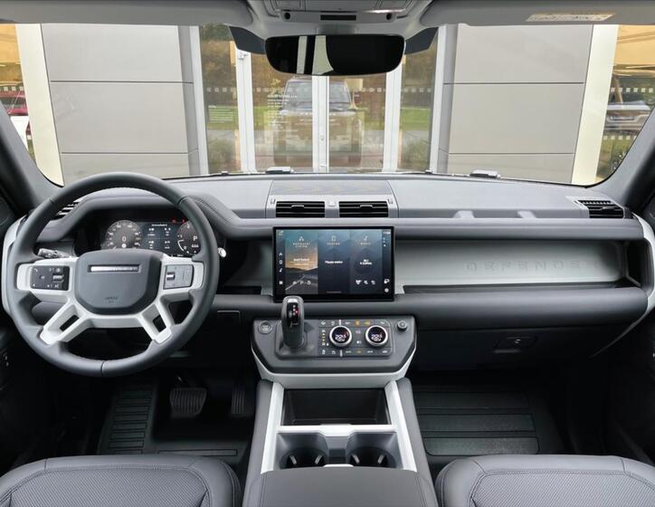Land Rover Defender 11