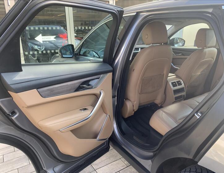 Jaguar F-Pace 8