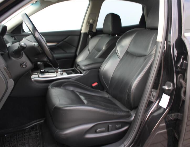 Infiniti Q70 10