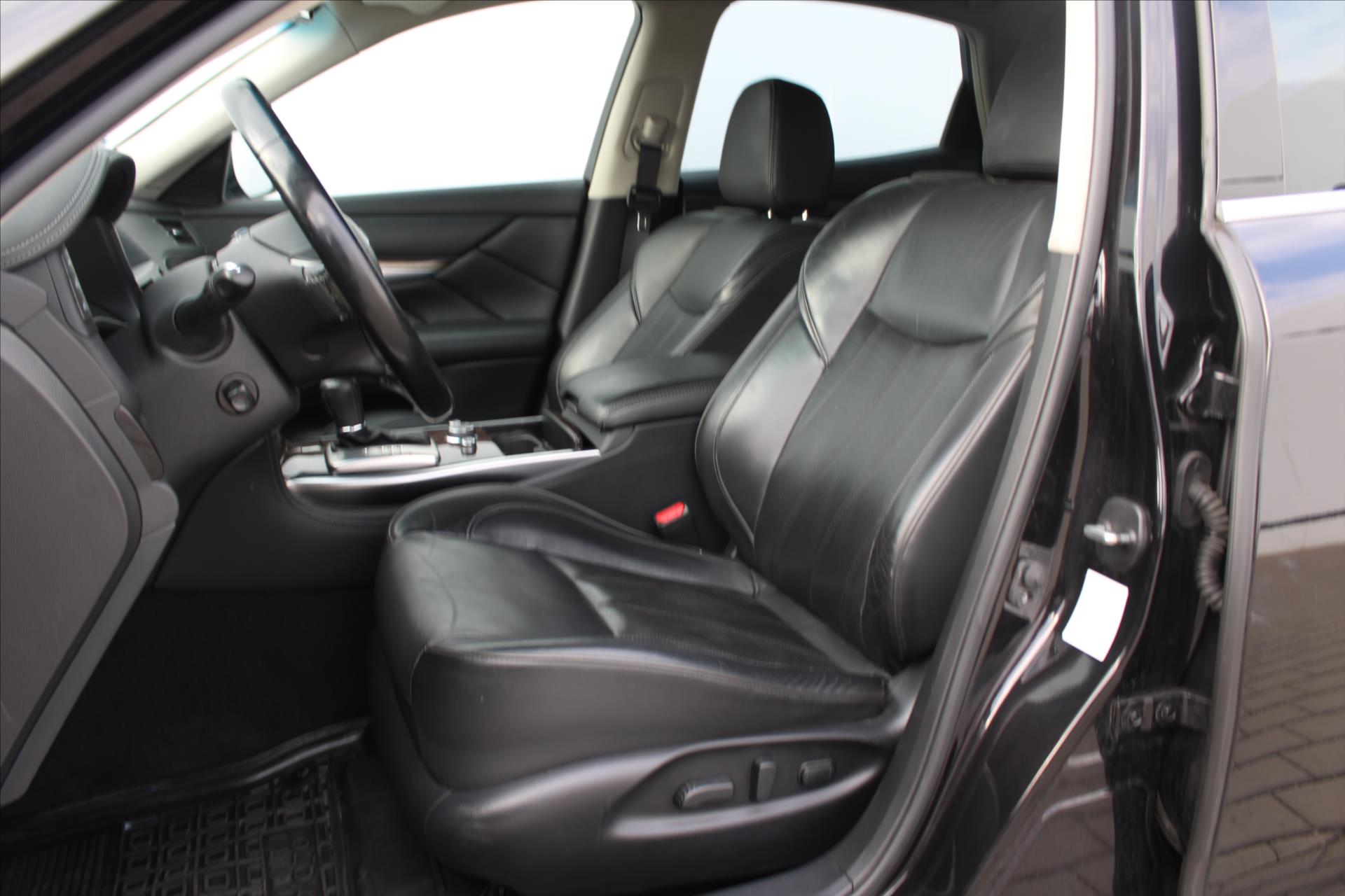 Infiniti Q70