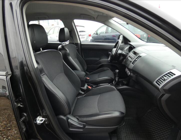 Peugeot 4007 10