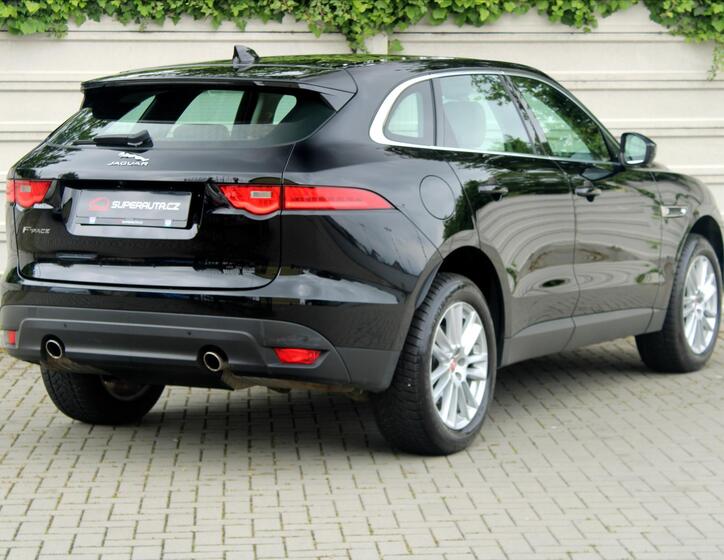 Jaguar F-Pace 6