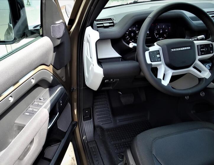 Land Rover Defender 6
