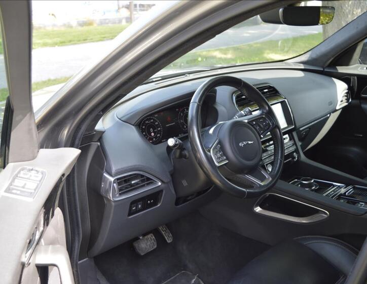 Jaguar F-Pace 9