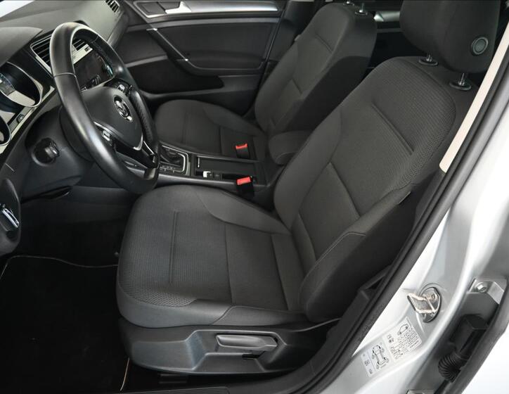 Volkswagen Golf 9