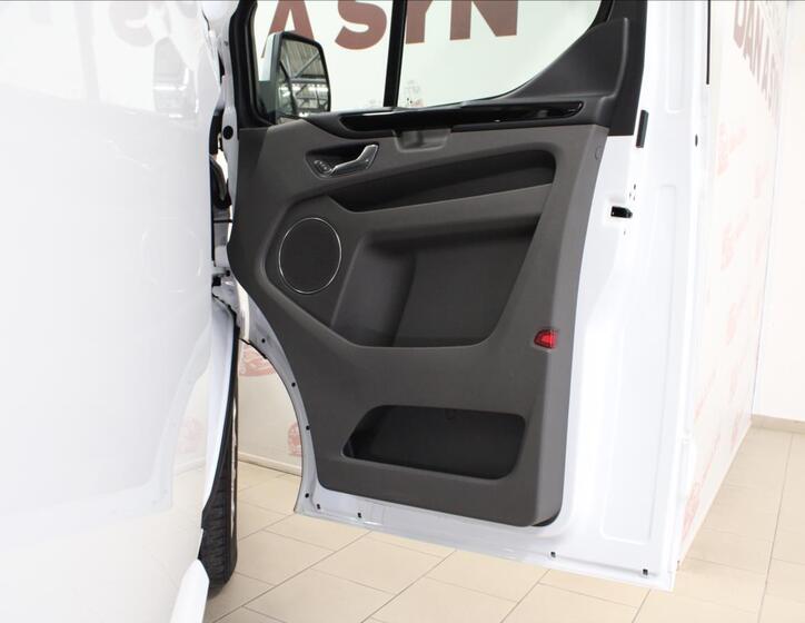 Ford Tourneo Custom 11