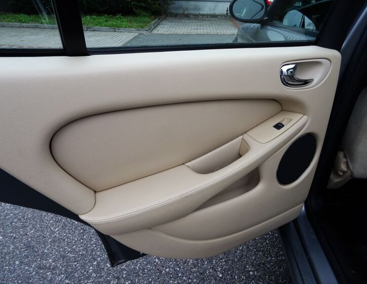 Jaguar X-Type 10