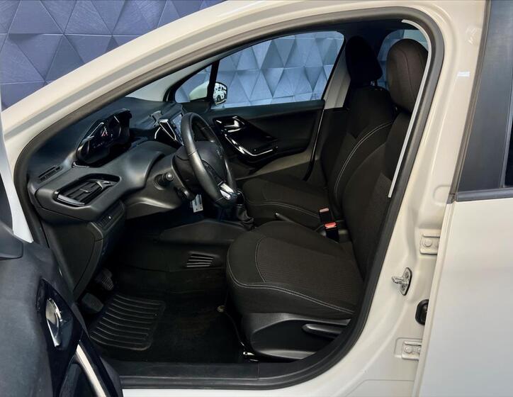 Peugeot 208 11