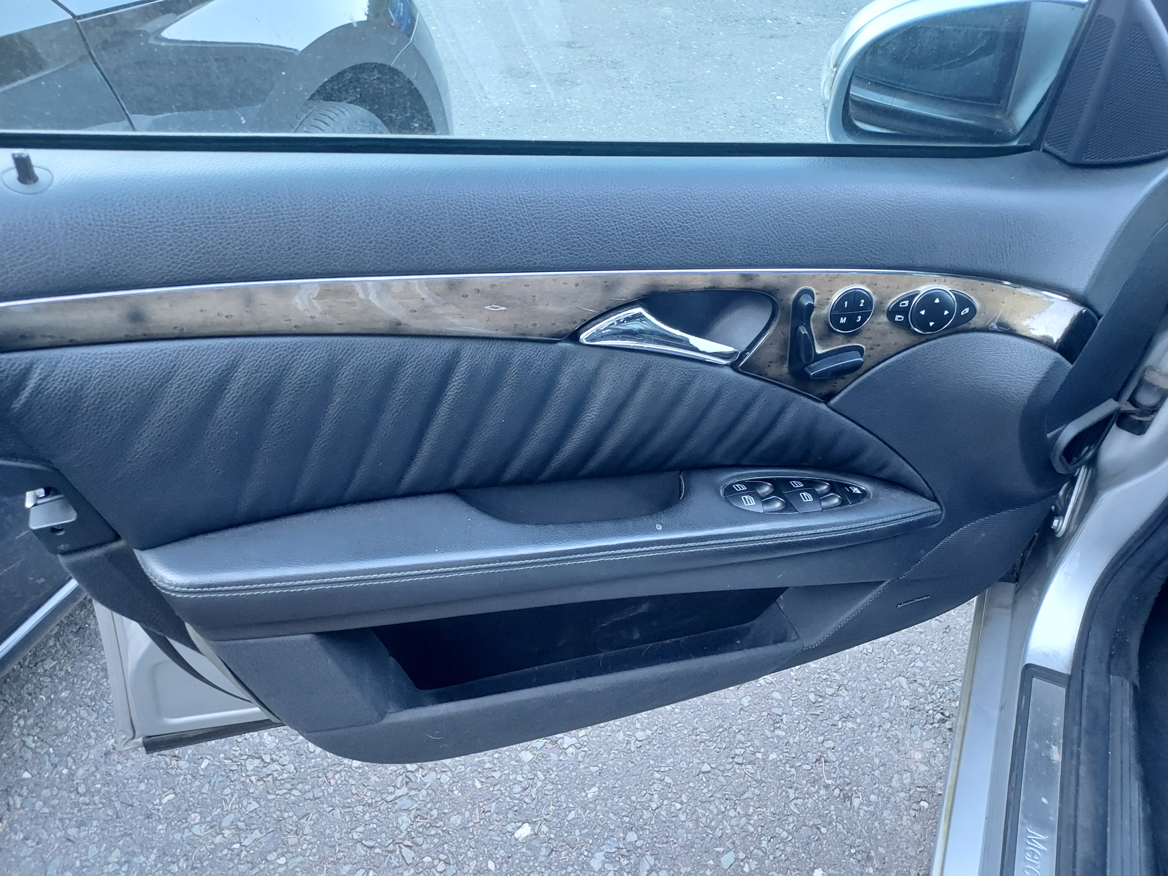 Mercedes-Benz 211