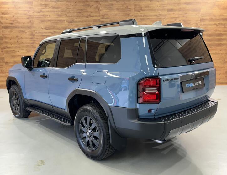 Toyota Land Cruiser 4