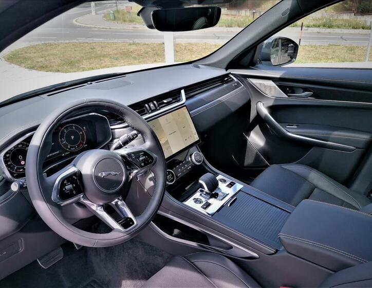 Jaguar F-Pace 18