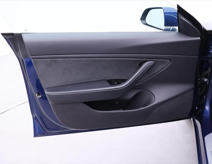 Tesla Model 3 11