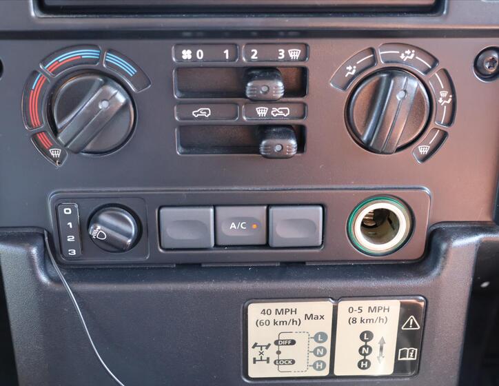 Land Rover Defender 26