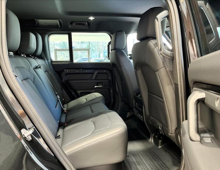 Land Rover Defender 21