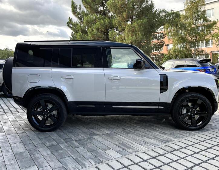 Land Rover Defender 11