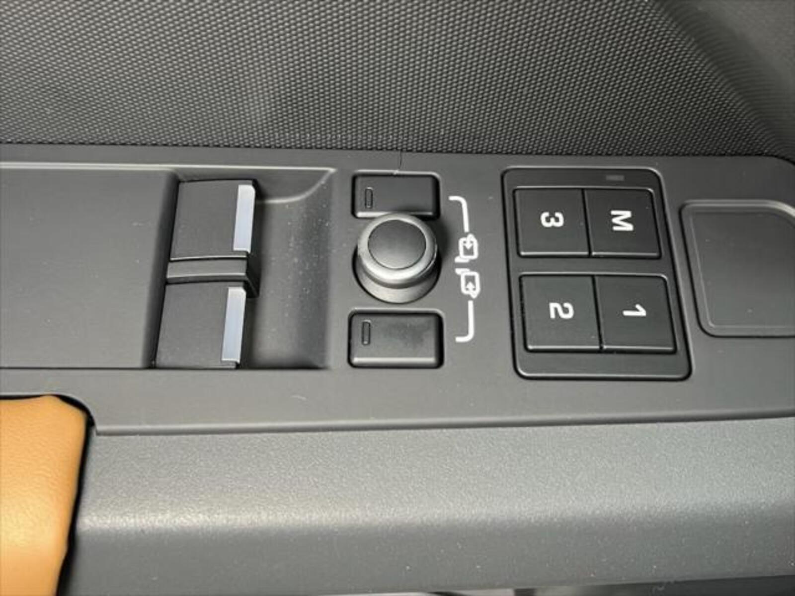 Land Rover Defender 25