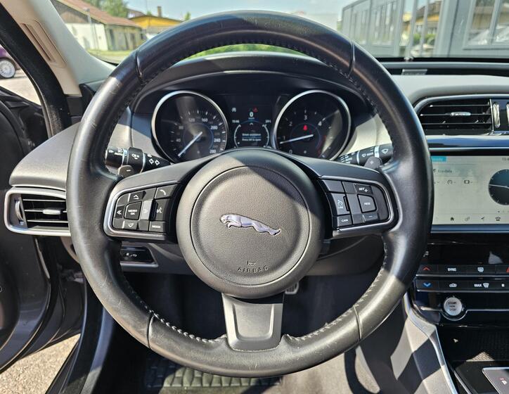 Jaguar XE 13