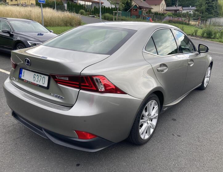 Lexus IS 300h 4