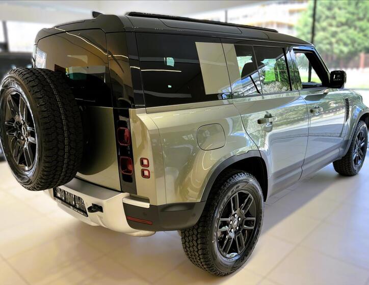 Land Rover Defender 9