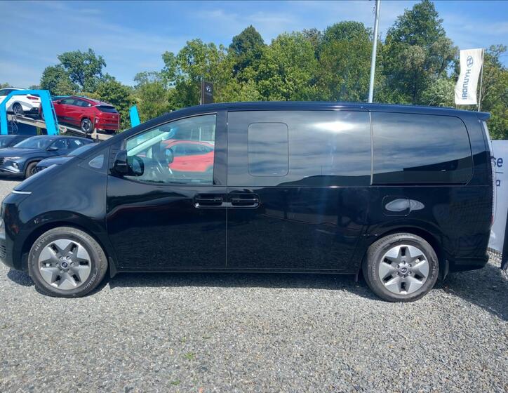Hyundai Staria 4