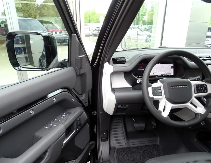 Land Rover Defender 7