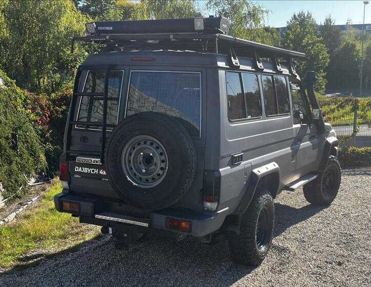 Toyota Land Cruiser 4