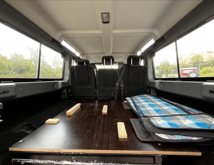 Land Rover Defender 17