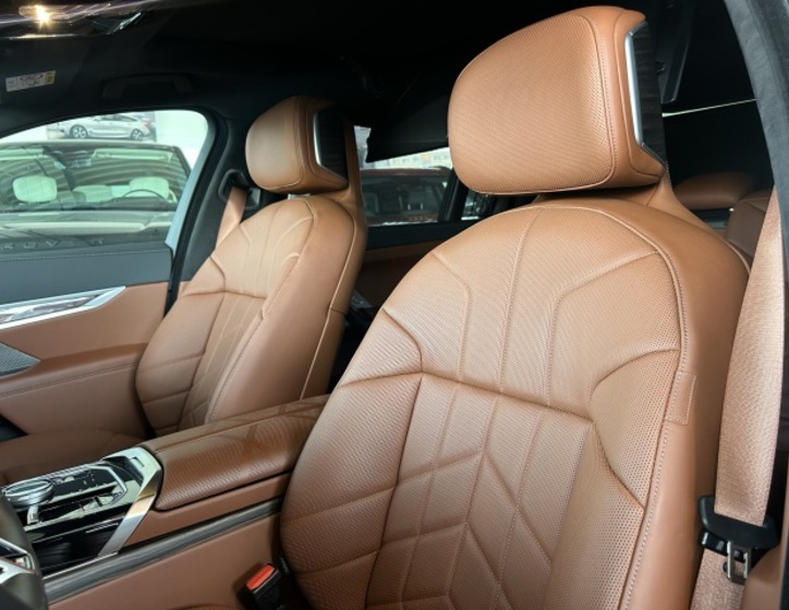 BMW i7 16