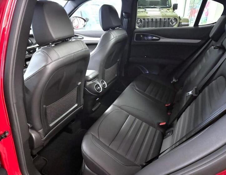 Alfa Romeo Stelvio 8