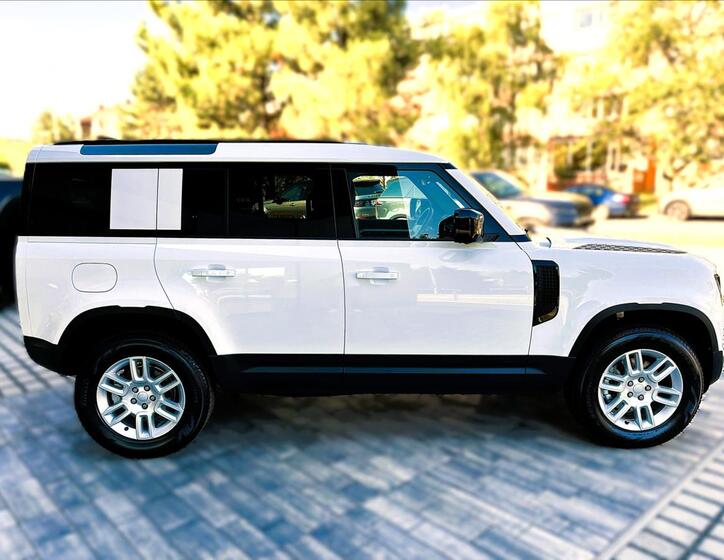 Land Rover Defender 11