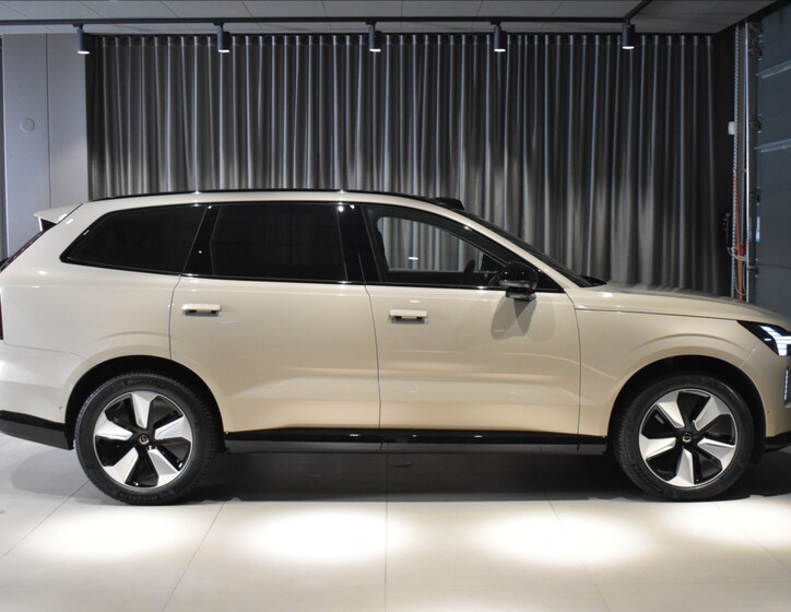 Volvo EX90 3