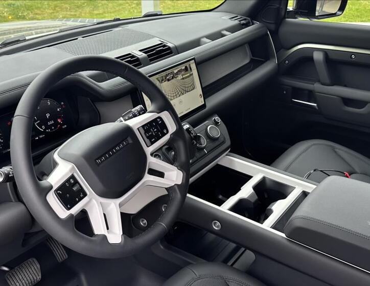 Land Rover Defender 11