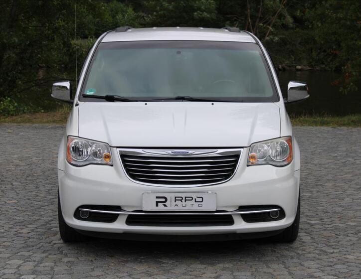 Chrysler Town & Country 4
