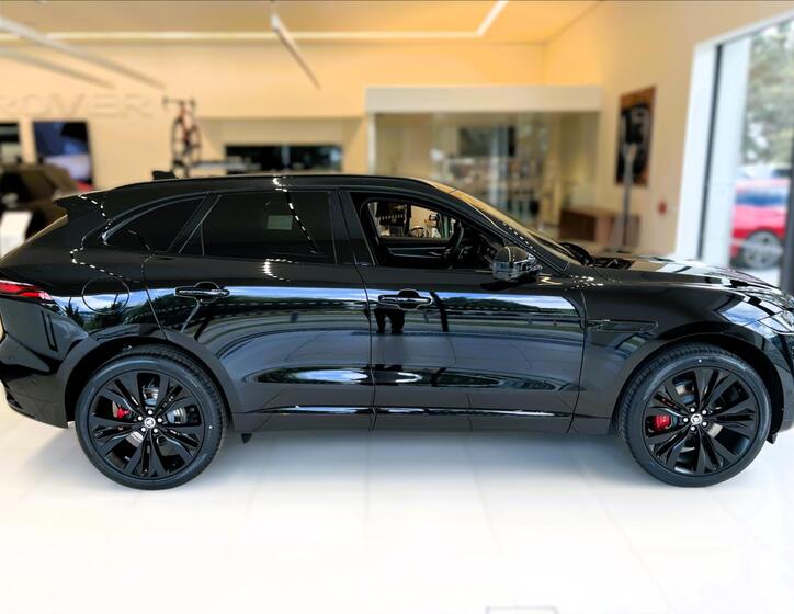 Jaguar F-Pace 44
