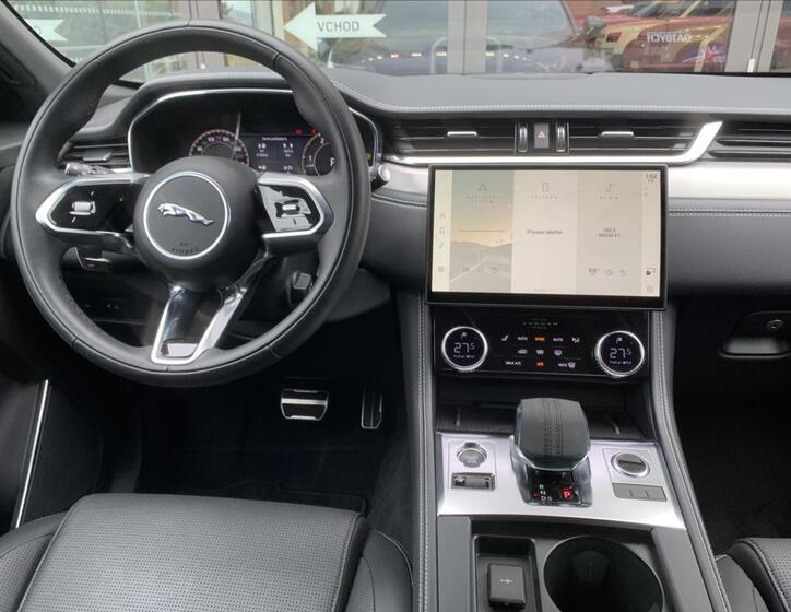 Jaguar F-Pace 17