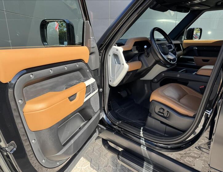 Land Rover Defender 10