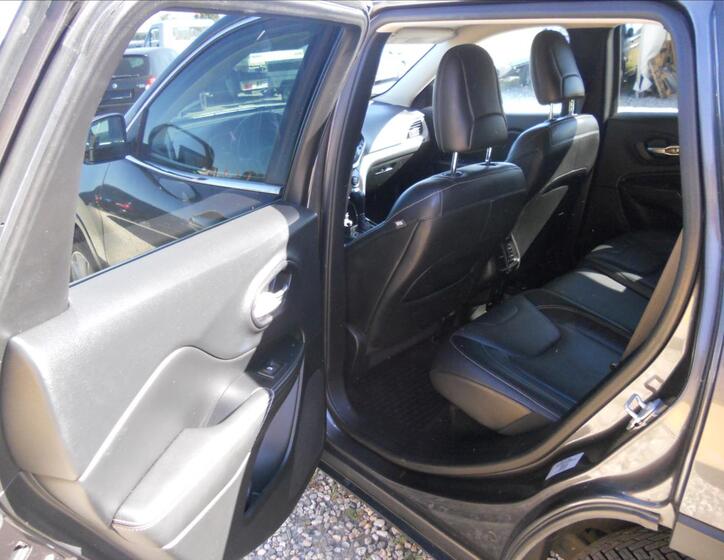 Jeep Cherokee 16