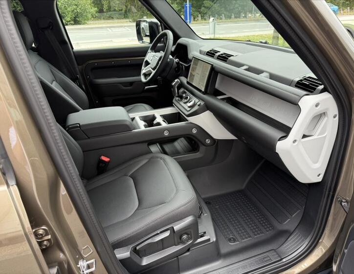 Land Rover Defender 22