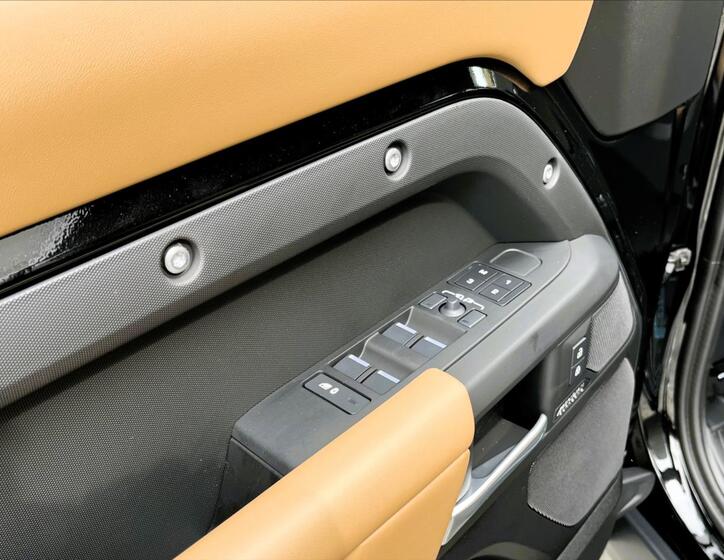 Land Rover Defender 13