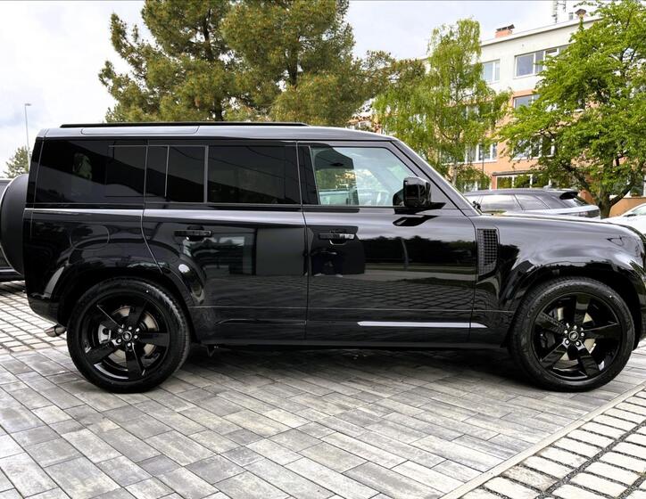 Land Rover Defender 10