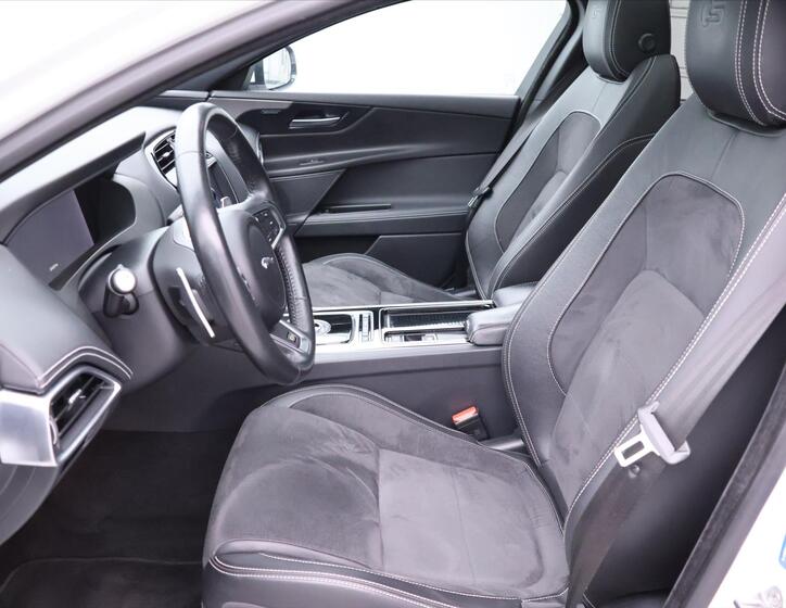 Jaguar XE 13