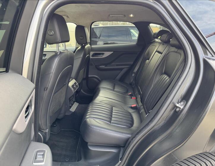 Jaguar F-Pace 9